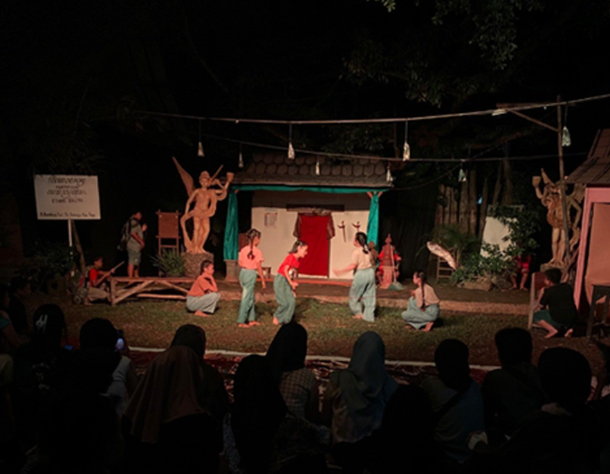 Pementasan Teater Akar di Balai Budaya Rejosari