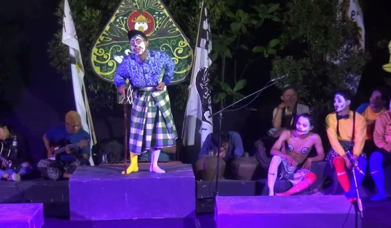 Lakon Komedi Satir Wek – Wek oleh Keluarga Segitiga Teater KESET