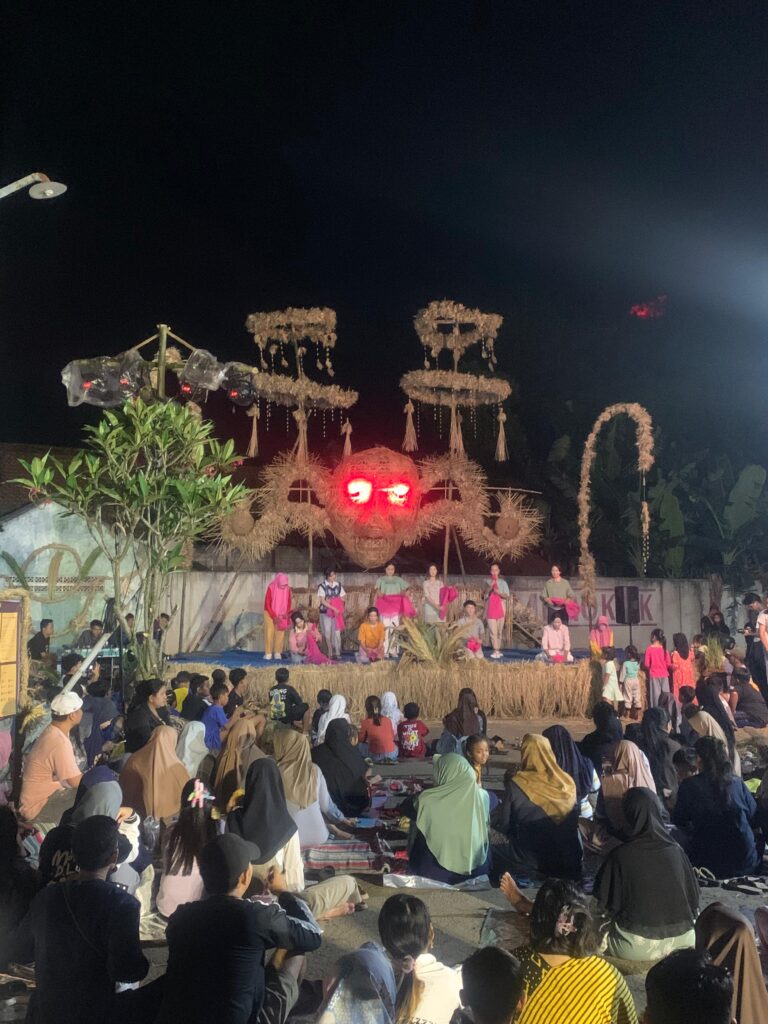 Kosmos Desa di Cabean