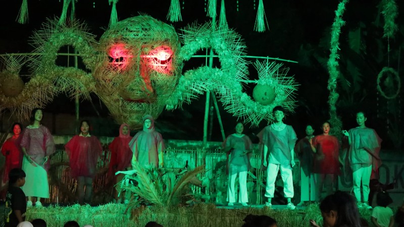 Teater, Ilusi, dan Pascakolonialisme