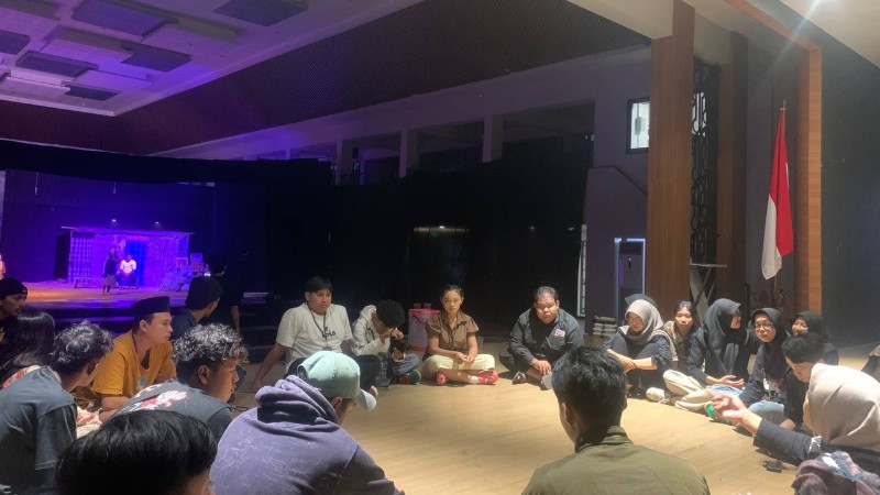 Fasilitasi Seni dan Ruang Publik: Pementasan "RT 0 RW 0" oleh SKS dalam Ekosistem Budaya Kudus